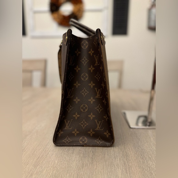 LV On the Go MM Reverse Monogram - Picture 4 of 10